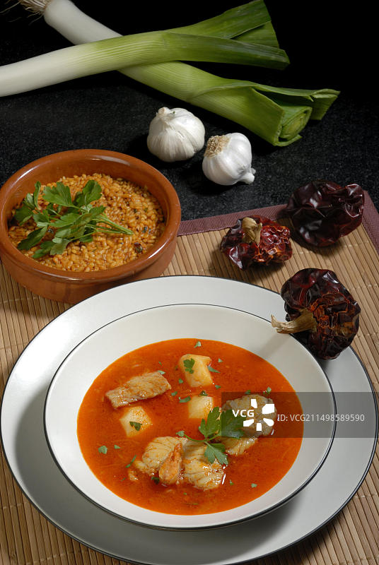 传统方法烹制的鱼汤图片素材