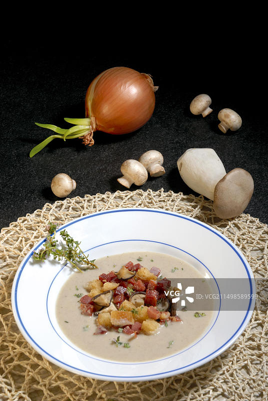 配塞拉诺火腿的蘑菇汤图片素材
