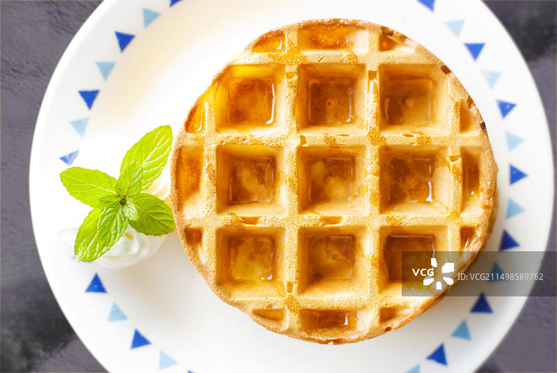 薄荷蜂蜜奶油华夫饼图片素材