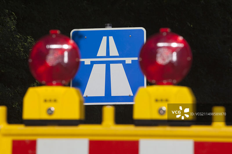 被封锁的高速公路，鲁尔区A40高速公路Still-Leben艺术活动标志，鲁尔区米尔海姆图片素材