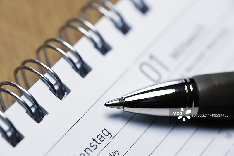 日历上的圆珠笔图片素材