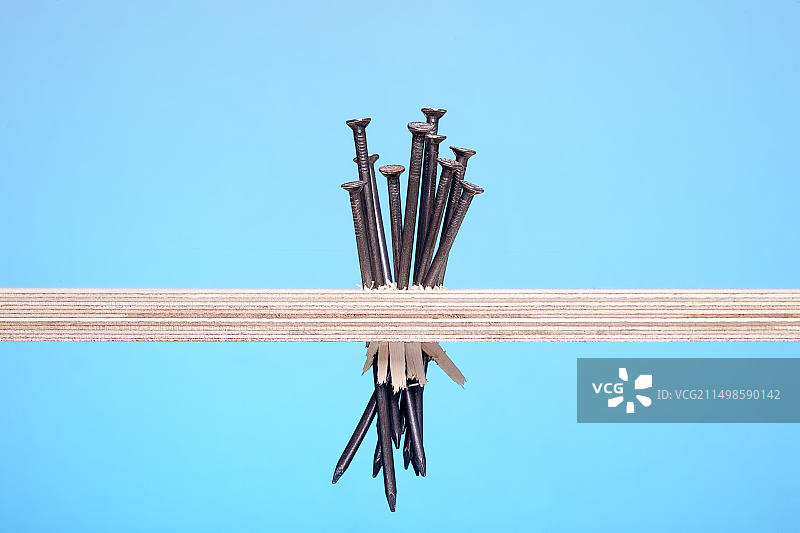 钉在木板上的钉子图片素材