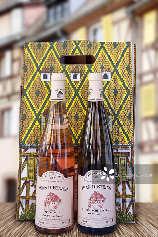 两瓶葡萄酒图片素材