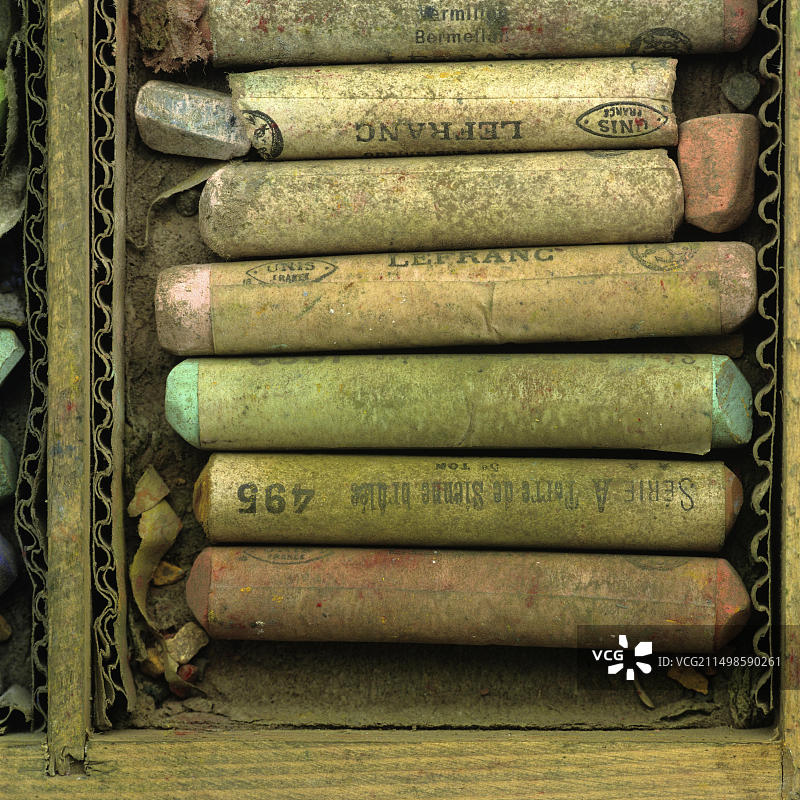 一盒蜡笔图片素材