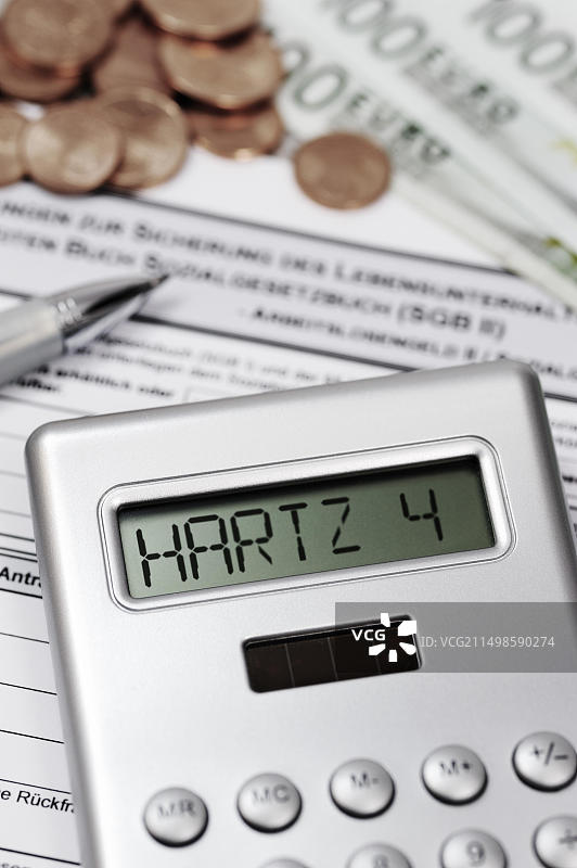 带有哈茨IV字样和ALG II申请表的计算器图片素材