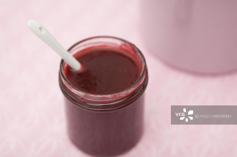 带勺子的覆盆子酱图片素材