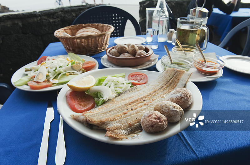 马铃薯沙拉烤鱼：西班牙加那利群岛风味图片素材