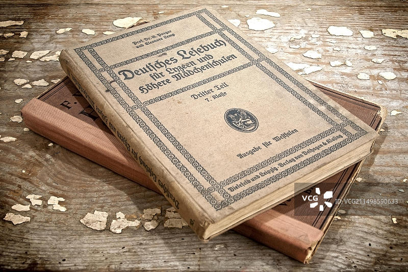 两本旧教科书图片素材