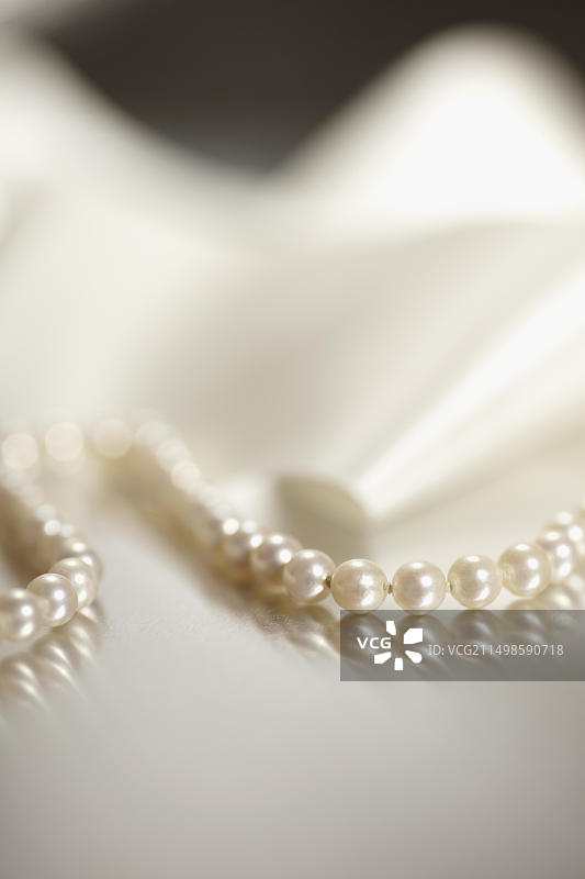 珍珠与白色丝带饰品图片素材
