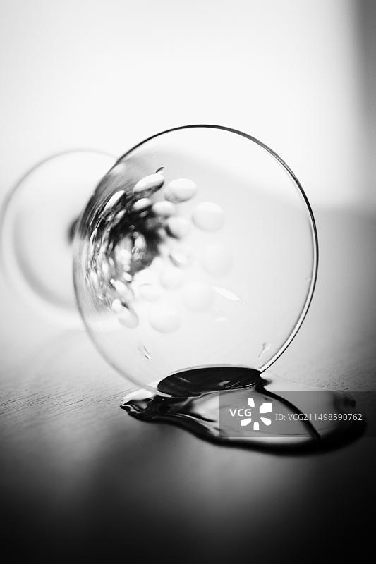 黑白躺卧鸡尾酒杯图片素材