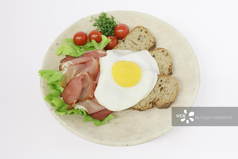 黑森林熏火腿配煎蛋和面包图片素材