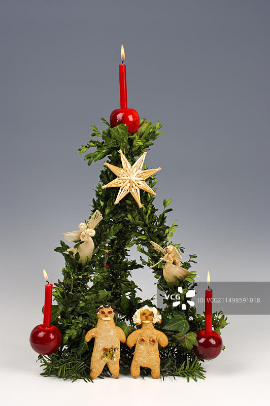 圣诞金字塔（Paradeiserl）：圣诞树的前身，底部有亚当和夏娃的糕点雕像图片素材