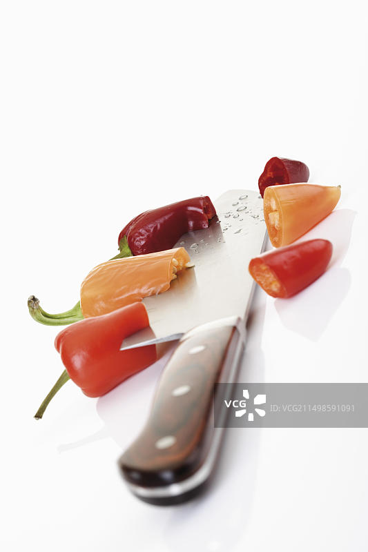 刀刃上的意大利辣香肠（辣椒）图片素材