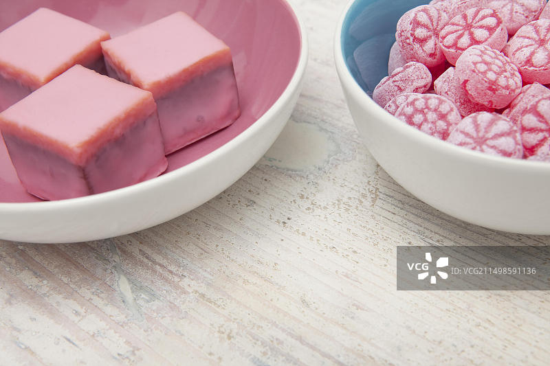 粉色巧克力和覆盆子糖果图片素材