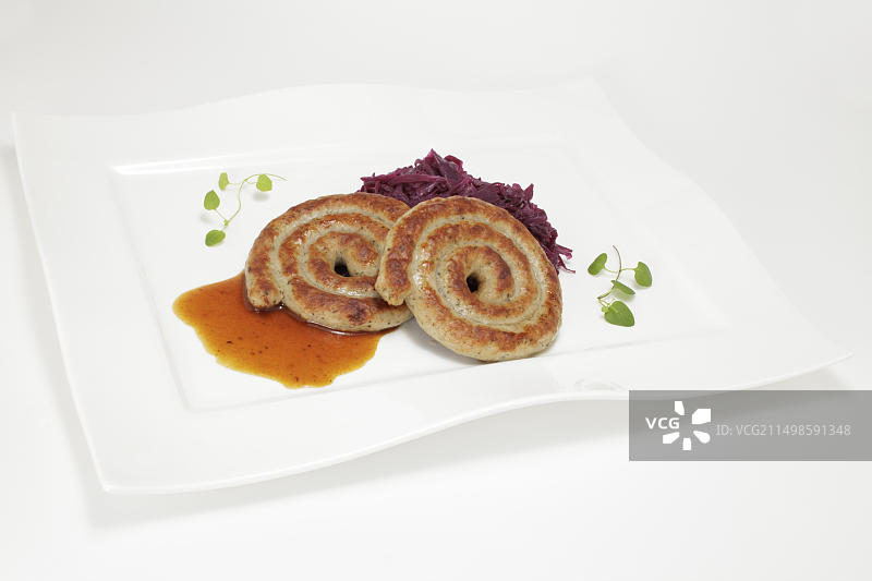 搭配红卷心菜和肉汁的烤香肠图片素材