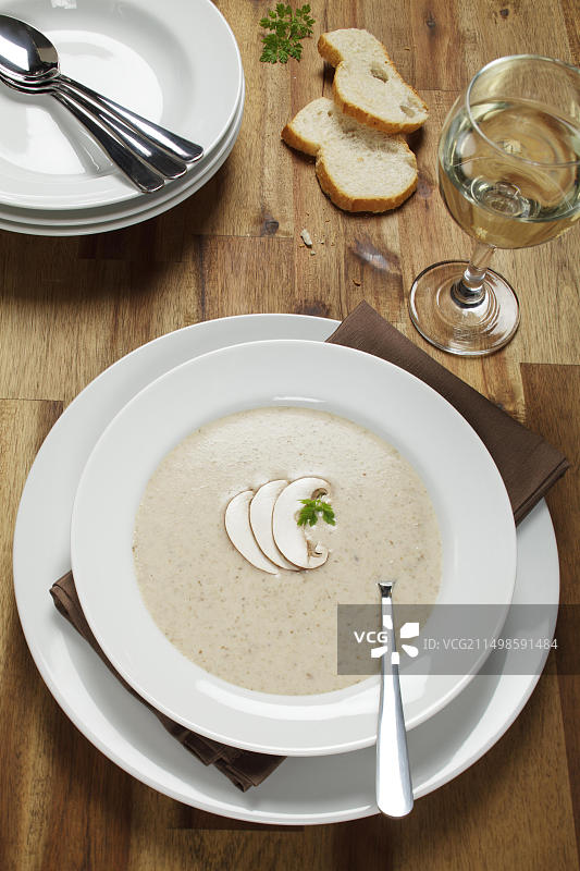 搭配白面包片的蘑菇奶油浓汤图片素材