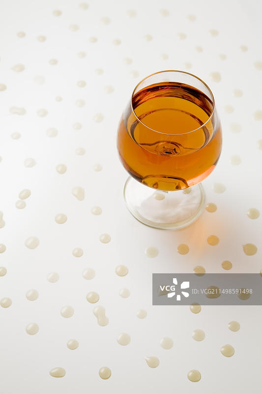 一杯干邑和水滴图片素材