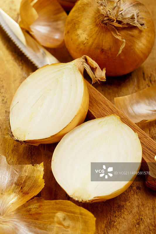 切开的洋葱和放在桌子上的刀图片素材