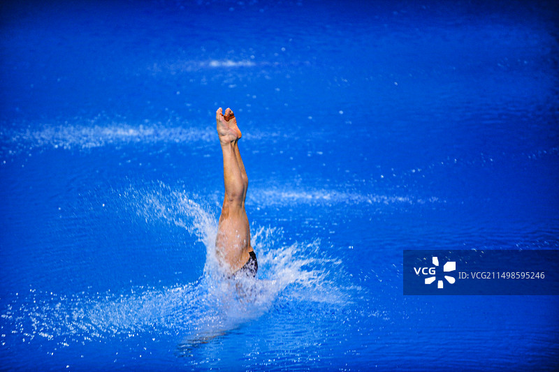 跳水运动员入水的瞬间图片素材