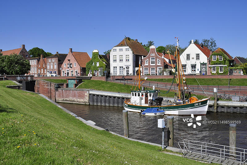 德国东弗里西亚格里特西尔港，色彩鲜艳的渔船，东弗里西亚，下萨克森州图片素材