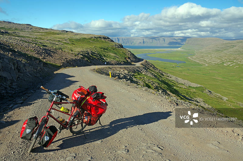 停在碎石路上的自行车：冰岛探险之旅图片素材