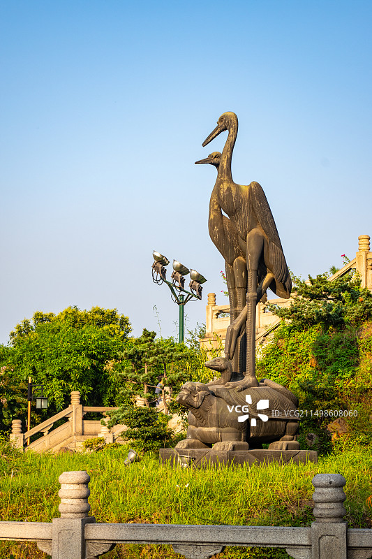 武汉黄鹤归来铜雕图片素材