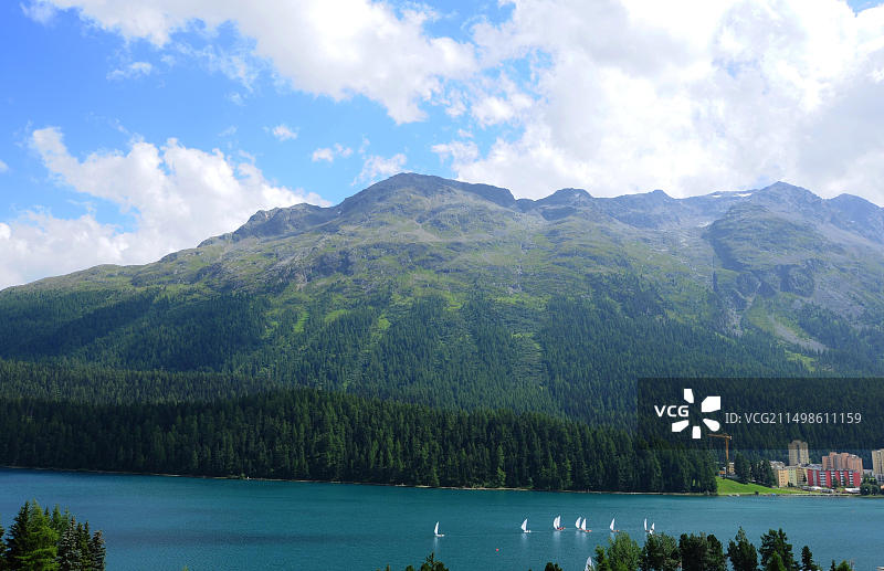 在圣莫里茨湖上航行图片素材