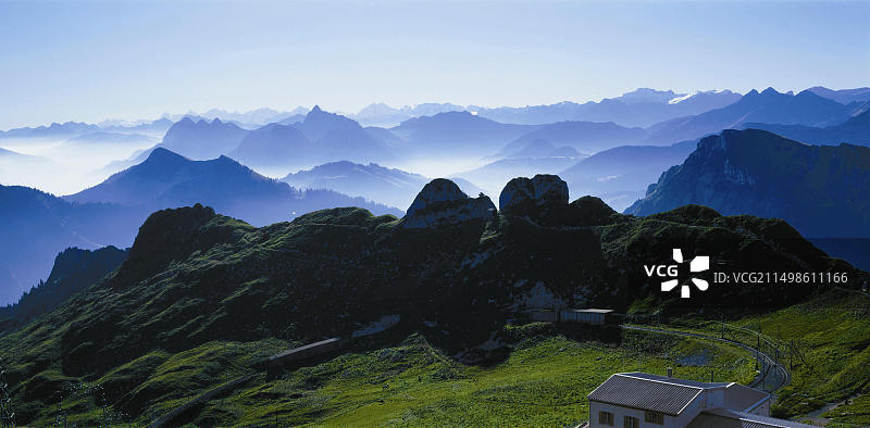 罗什德纳耶峰的壮丽景色，俯瞰沃州和瓦莱州阿尔卑斯山图片素材