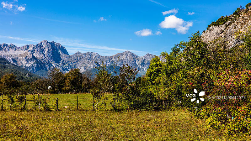 黑山科拉欣山脉附近的农业村庄，欧洲图片素材