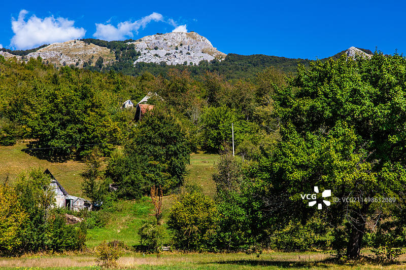 黑山科拉欣山脉附近的农业村庄，欧洲图片素材