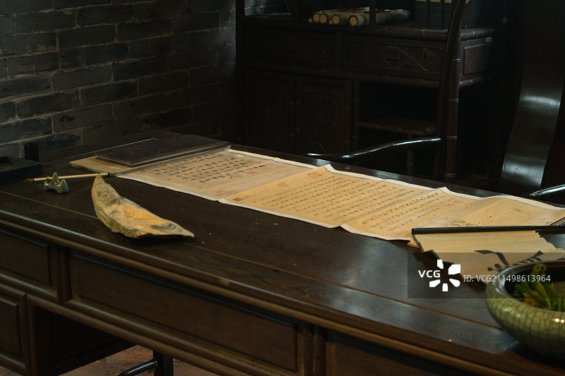 顺德清晖园中式古代书房桌上的字帖图片素材