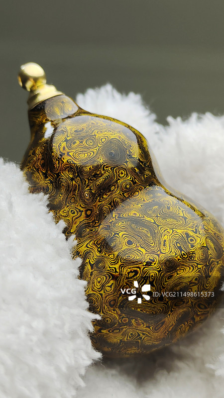 非遗漆器：黑金千层犀皮大漆葫芦图片素材