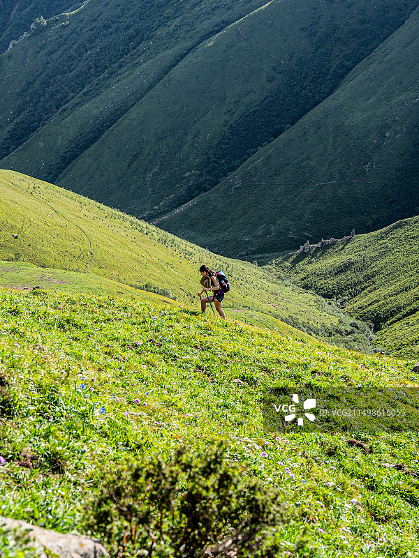 徒步旅行者在山上行走的高角度视图图片素材