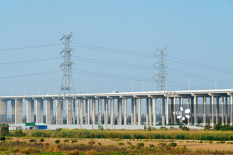 输电塔下的高架桥图片素材