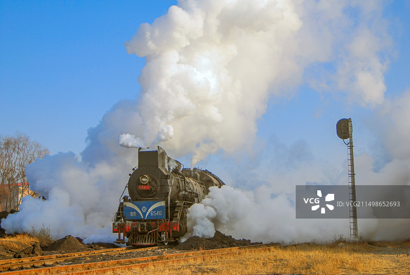 富拉尔基第二发电厂的建设型蒸汽机车喷气准备启动图片素材