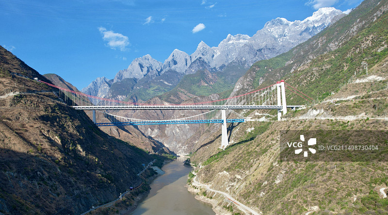 4A级景区虎跳峡，玉龙雪山注视下的“双虹桥”图片素材