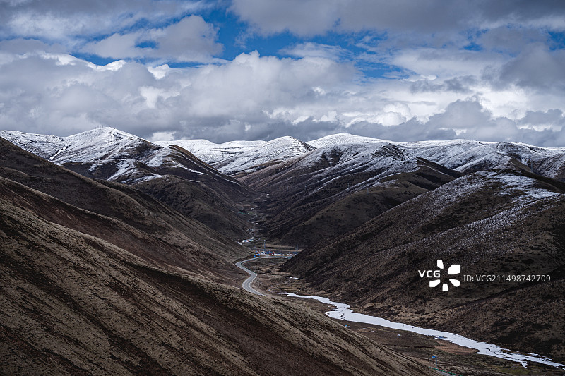 甘南果洛州达日县木热村山口雪山图片素材