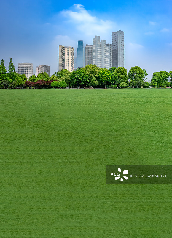 公园草地, ,球场,摩天大楼,天际线,竖幅图片素材