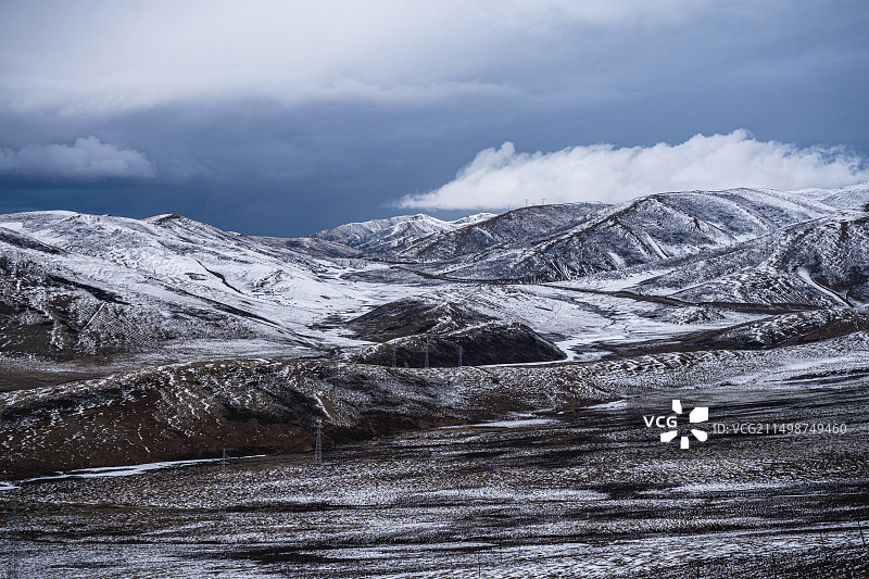 甘南果洛州达日县木热村山口雪山图片素材