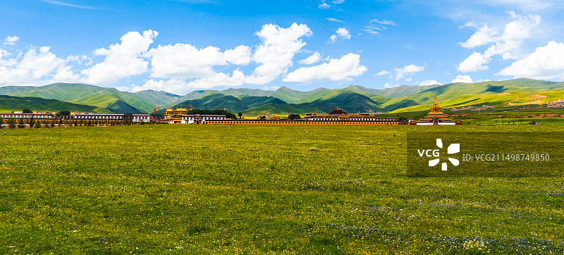 夏天开满鲜花的四川阿坝格尔登寺全景图片素材