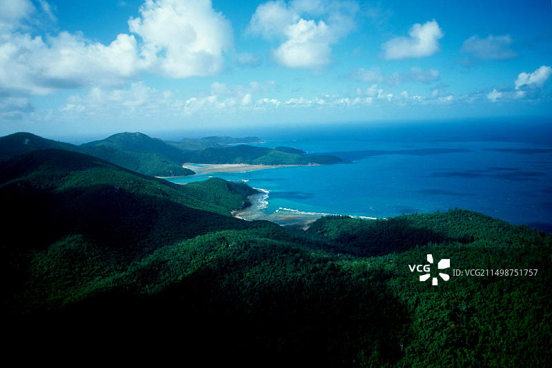 澳大利亚大堡礁：圣灵群岛和汉密尔顿岛附近白色天堂海滩海岸线航拍，联合国教科文组织图片素材