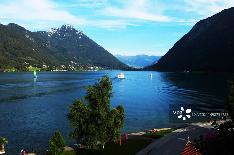 佩尔蒂绍的阿chen湖，可眺望毛拉赫和罗凡山脉图片素材