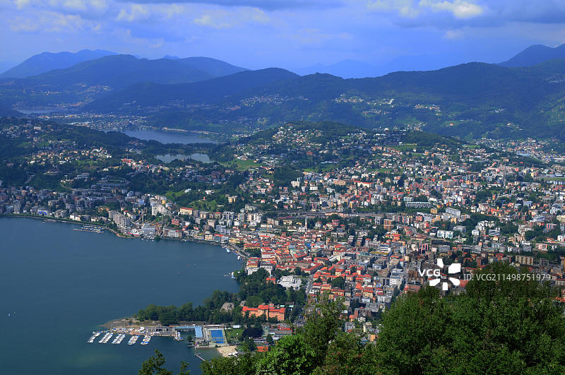 从布雷山看卢加诺湖和卢加诺市的景色图片素材