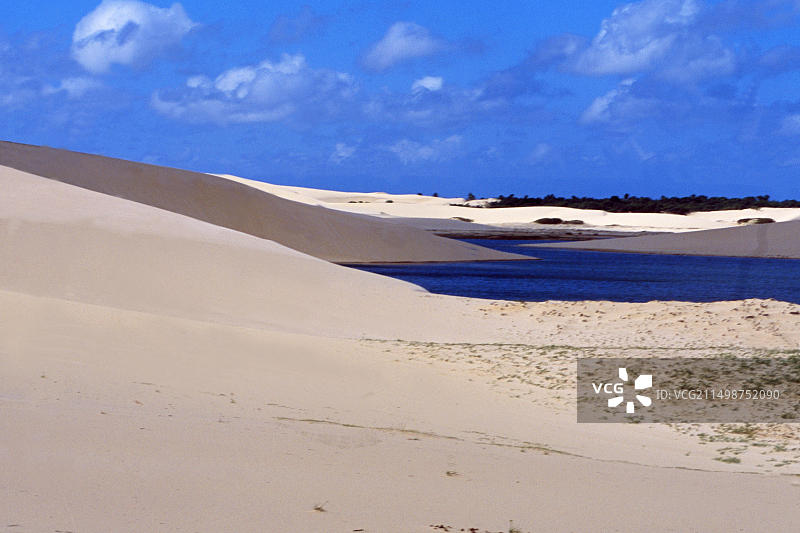 巴西马拉尼昂州沿海地区的沙丘和淡水湖图片素材