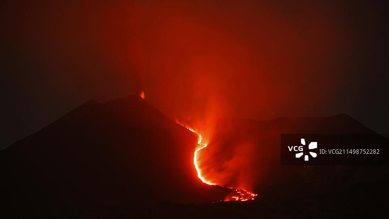 意大利西西里岛埃特纳火山喷发图片素材