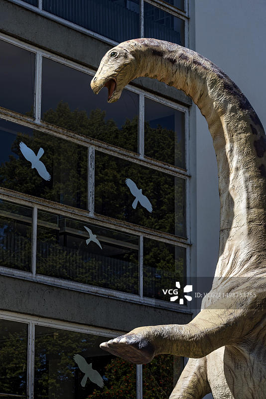 德国吉森：赫尔曼·霍夫曼学院前的迷惑龙实体模型图片素材