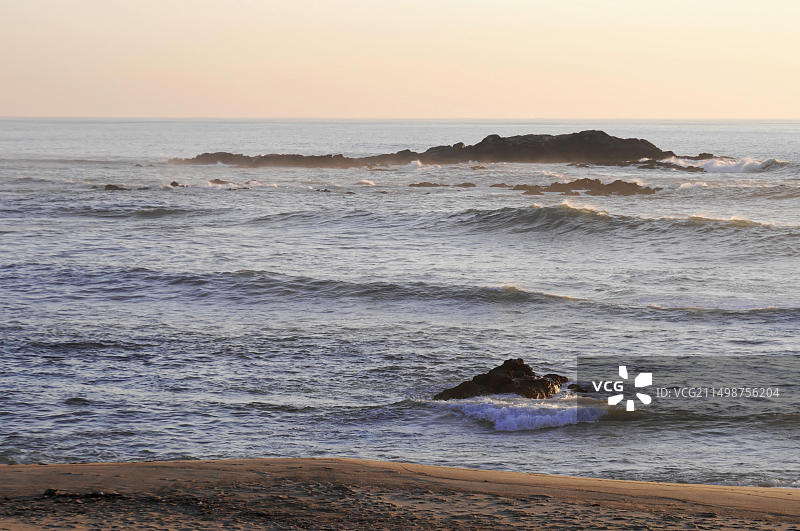 葡萄牙北部海滩附近的平静海浪拍打着岩石，靠近 Mindelo，波尔图，葡萄牙，欧洲图片素材