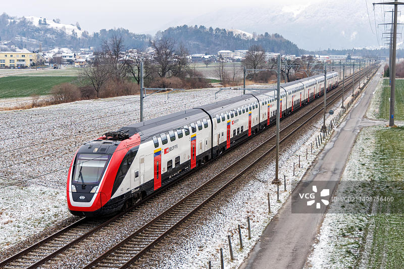 瑞士联邦铁路在瓦尔陶运营的庞巴迪Twindexx列车图片素材