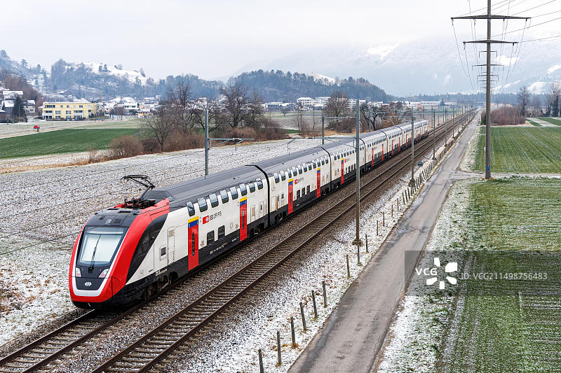 瑞士联邦铁路在瓦尔陶运营的庞巴迪Twindexx列车图片素材