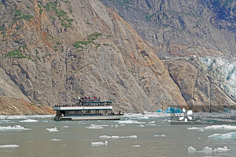特雷西峡湾的游船、冰山和崎岖的阿拉斯加风光（美国，北美洲）图片素材